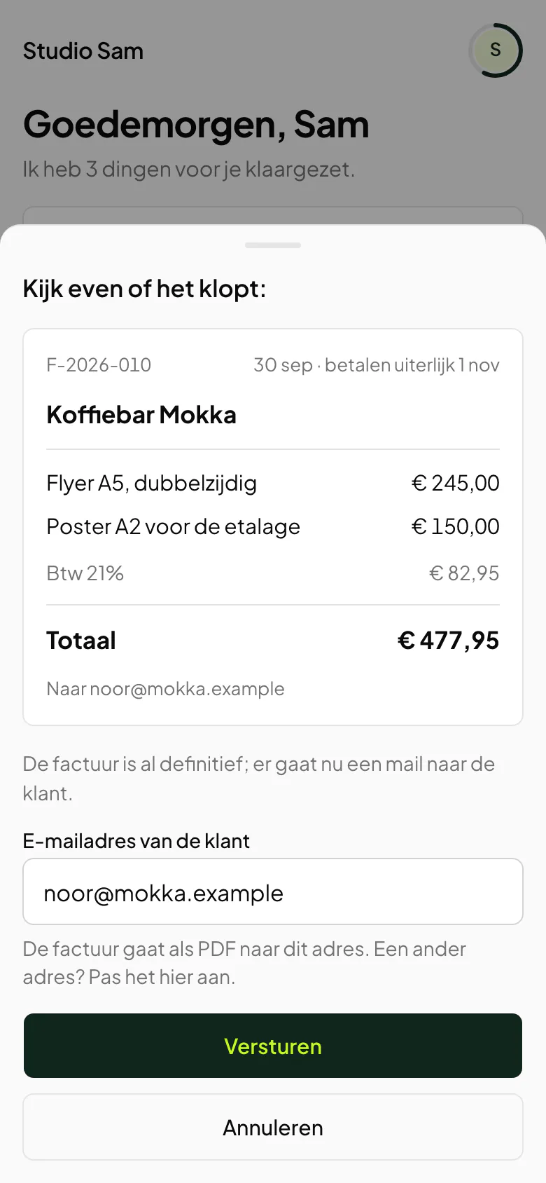 Het controlescherm “Kijk even of het klopt:” voor factuur F-2026-010 aan Koffiebar Mokka: twee regels, btw 21%, totaal € 477,95, het e-mailadres van de klant en de knop Versturen.